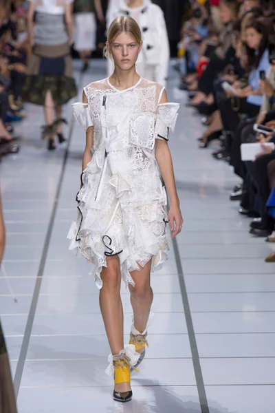 Look 18